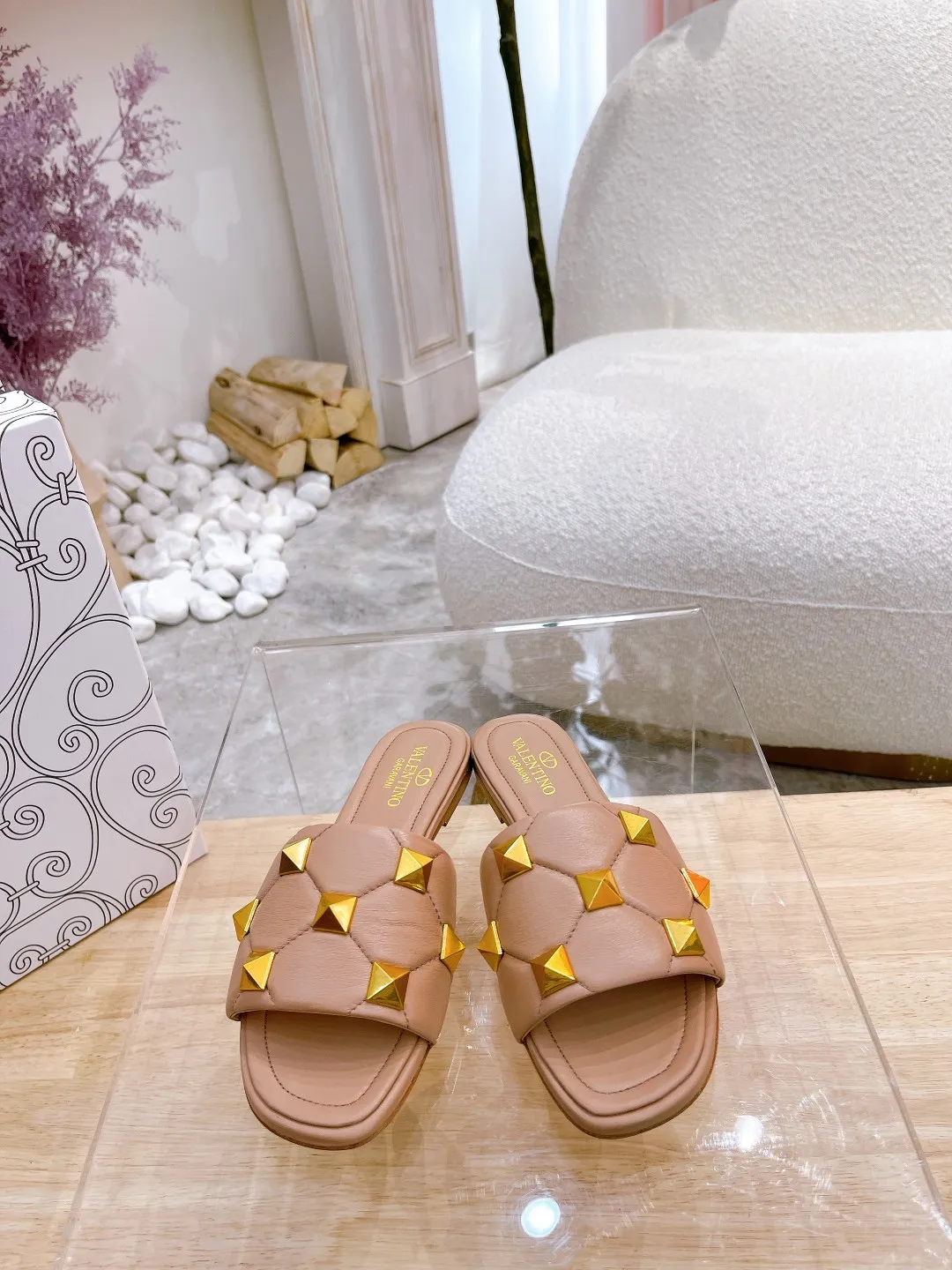👟👟Ex-factory price 380👟👟 Genuine leather sole +40 Valentino.Valentino👑👑Rivets The latest series of the slippers counter, the highest version, perfect details, a very eye-catching catwalk series launched [strong][strong] V's popular rivet elements, luxurious and gorgeous! Various colors can be matched with beautiful clothes in spring and summer. There are many choices🎉🎉Exquisite and durable. It is copied at 1:1 of the original product. The upper foot is very pedicure-like. The key point is that it is very good and easy to control. It does not grind the feet and does not tire the feet. It is a walking artifact. The last shape is completely compared to the counter. The details are perfect. Without the original version, it would not be so exquisite! (Note! The heel shape and height are exclusively molded according to the original version, and are not randomly substituted by the market🐂) The color and texture of the fasteners are consistent with the original version! Fabric: Sheepskin Lining: Sheepskin lining 5 colors: off-white, black, bare, burgundy, pink Size: 34 to 41 (34, 40, 41, custom-made, non-refundable and non-exchangeable) Heel height: flat rubber bottom: genuine leather bottom: